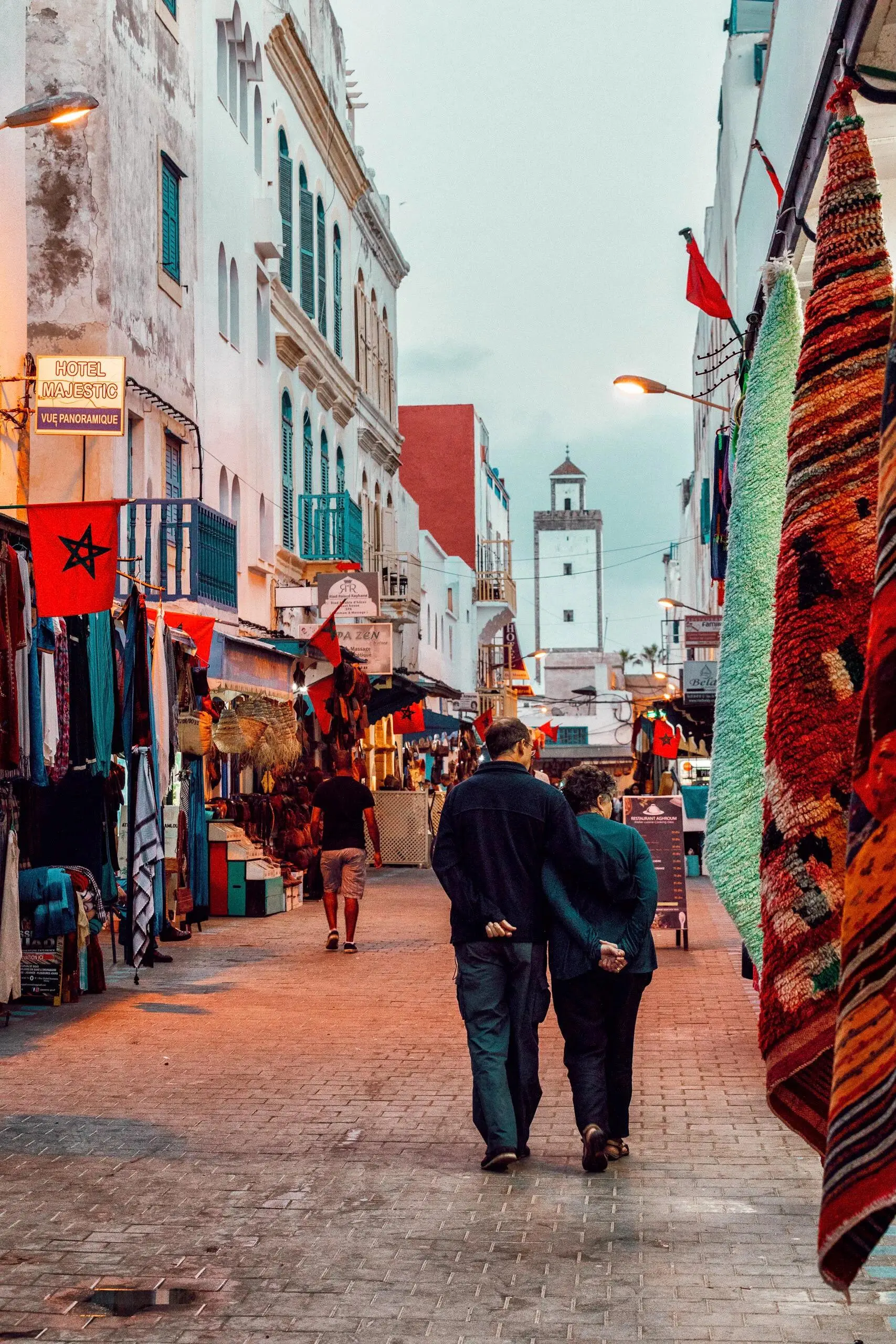 Flânerie romantique en couple dans les ruelles bleues et les remparts fortifiés d'Essaouira