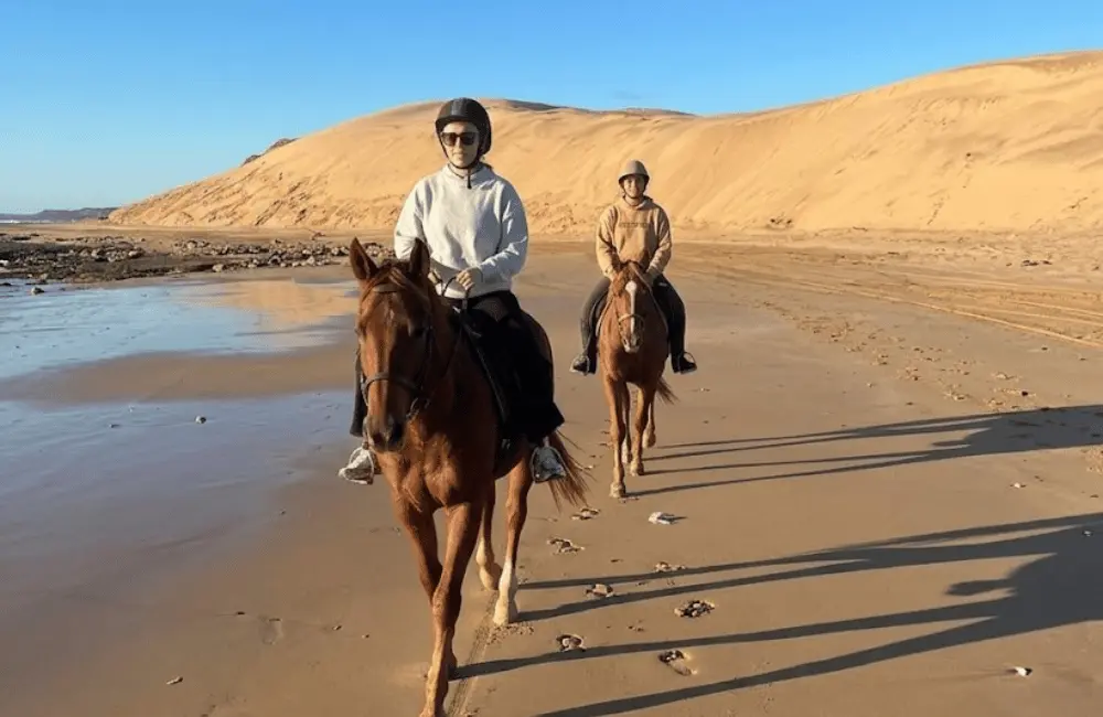 Première balade à cheval au pas sur la plage de Diabat Essaouira pour débutants