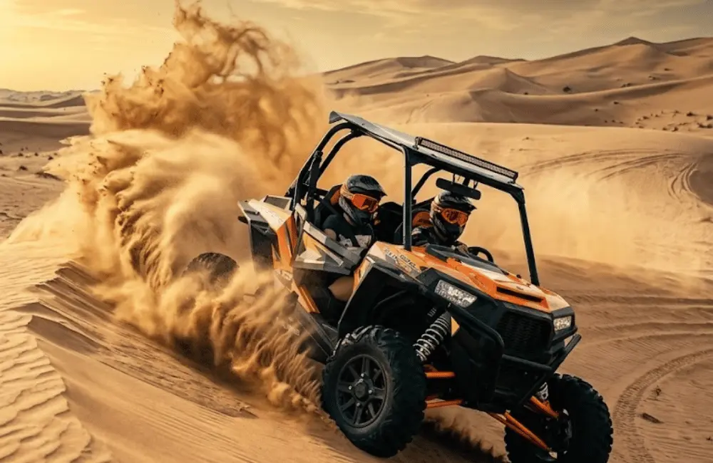 Buggy tout-terrain en virage dans les dunes pendant une randonnée à Essaouira