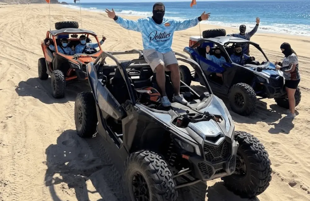 Convoi de buggys et participants sur une plage pendant un circuit guidé à Essaouira