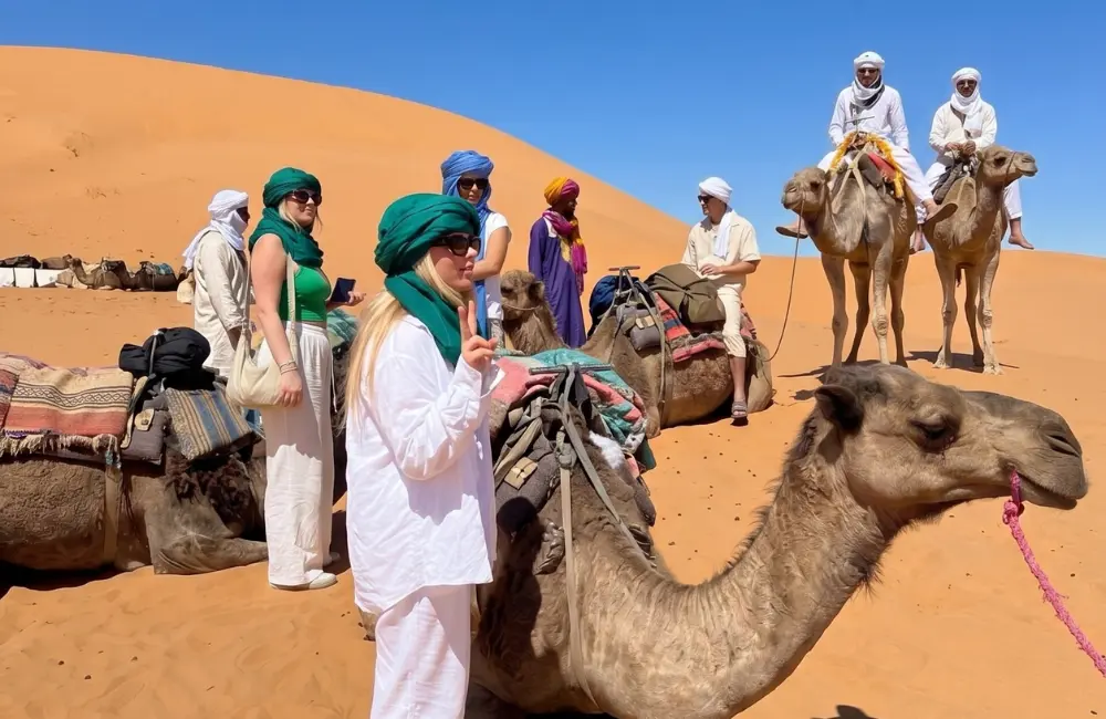 Groupe lors d’une balade en dromadaire dans les dunes à Essaouira