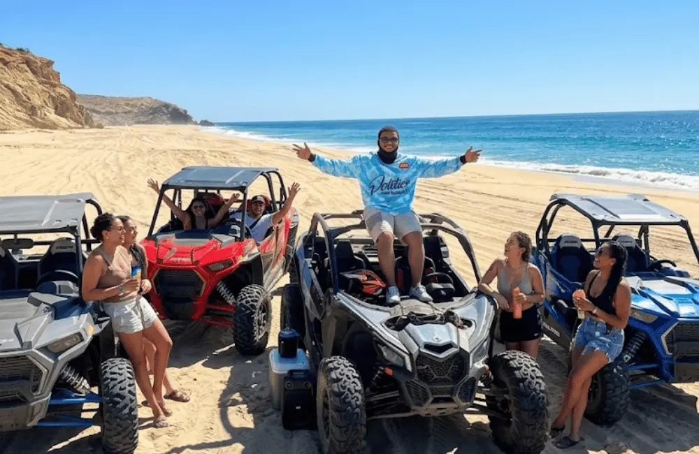Groupe de voyageurs avec plusieurs buggys sur une plage pendant une excursion à Essaouira