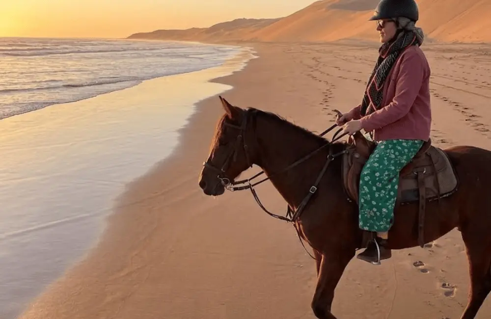 Cavaliers confirmés galopant sur la plage déserte de Sidi Kaouki à cheval