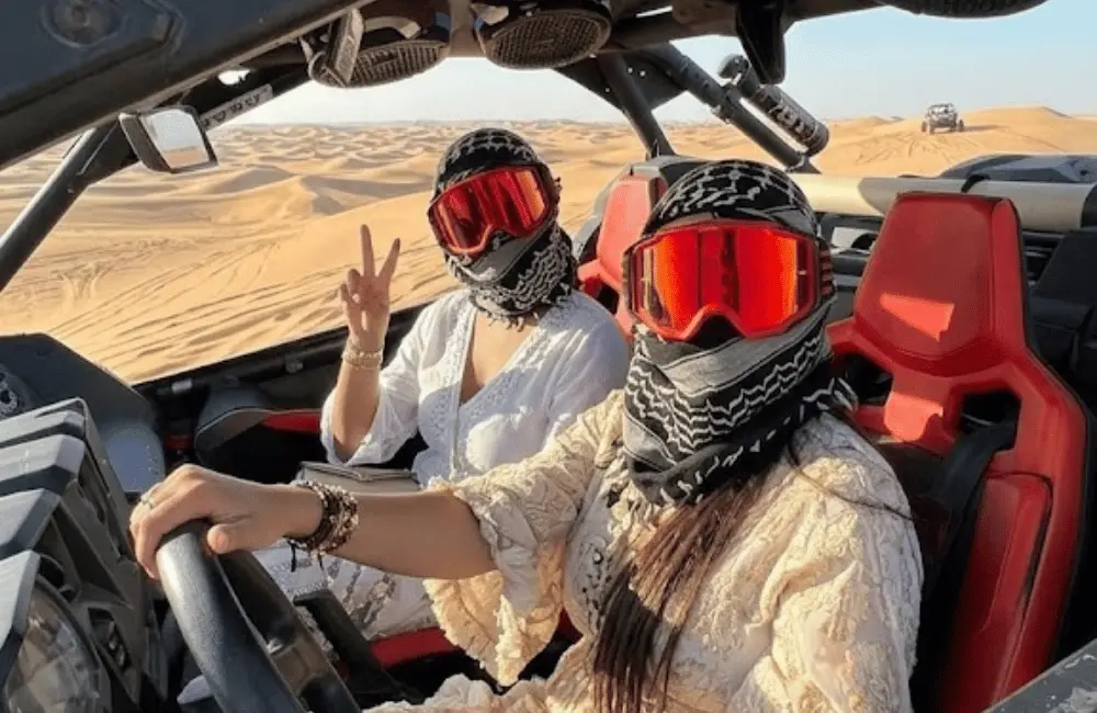 Deux participantes casquées dans un buggy biplace lors d’une sortie guidée à Essaouira