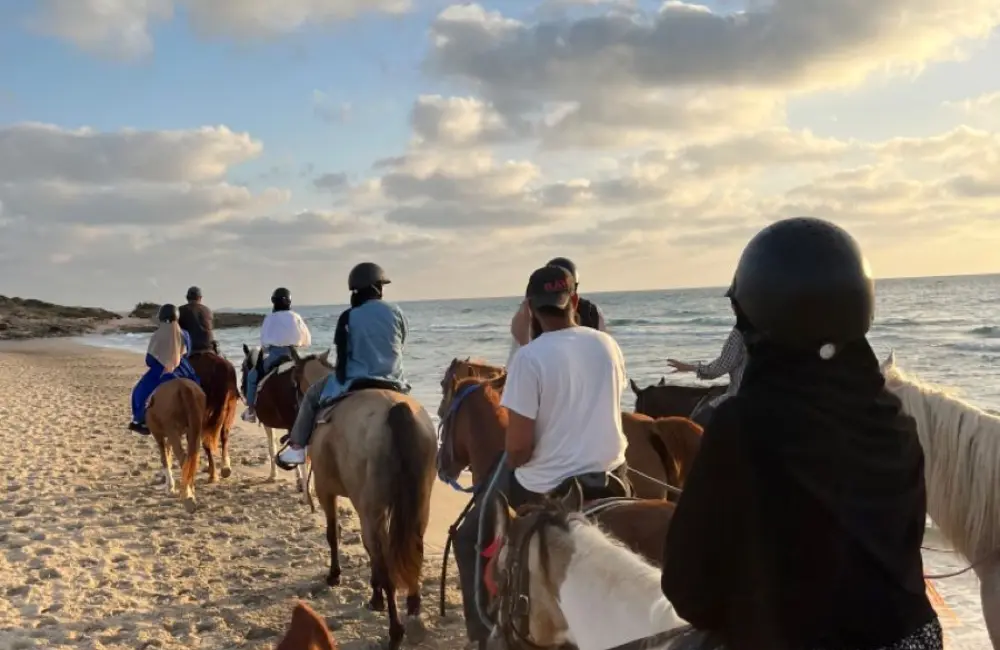 Cavaliers en balade à cheval le long de la plage près d’Essaouira