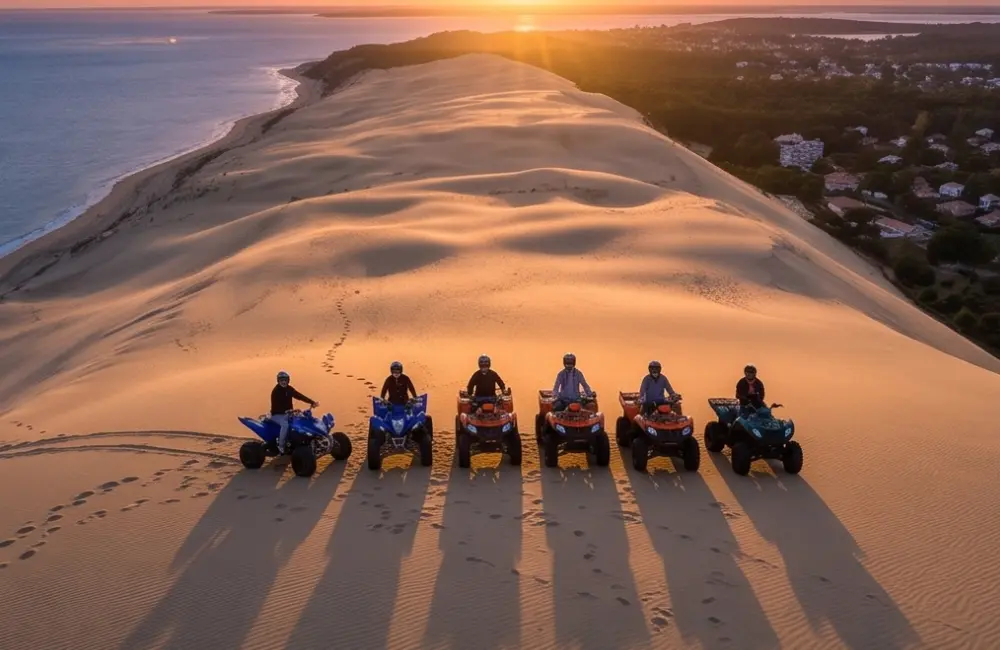 Groupe de pilotes en quad sur les dunes au coucher du soleil