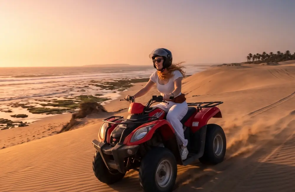 Quad coucher soleil Essaouira dans les dunes avec ciel doré