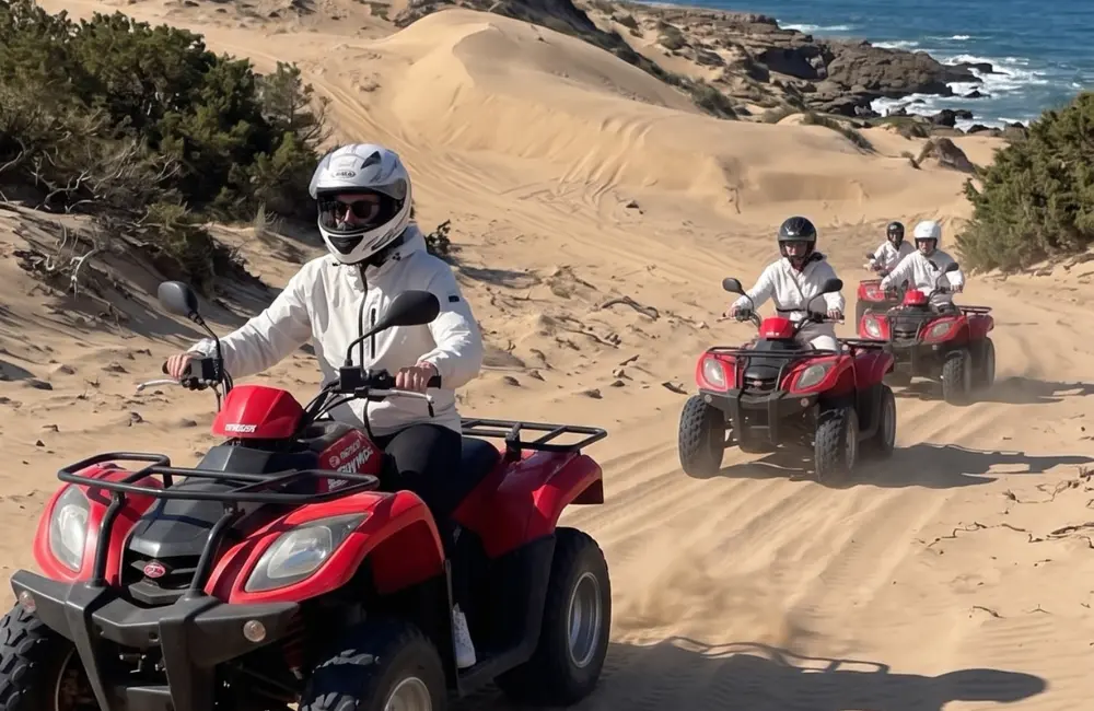 Groupe en randonnée quad dans les dunes côtières près de Diabat