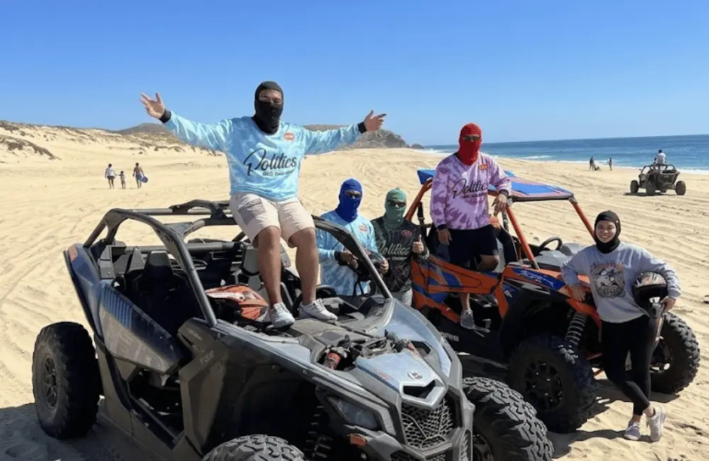Groupe posant avec deux buggys sur la côte atlantique lors d’une sortie à Essaouira