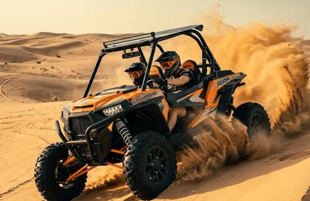 Buggy biplace conduit sur une piste de dunes pendant une location guidée à Essaouira
