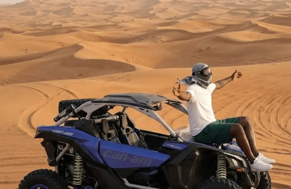 Participant profitant d’une pause panoramique près de son buggy pendant une excursion à Essaouira