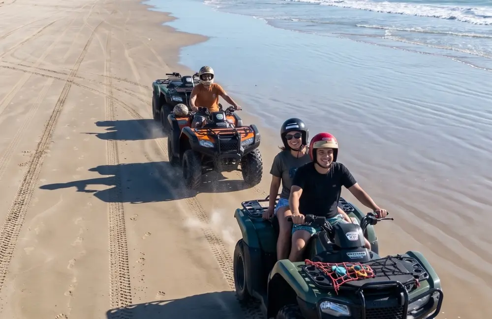 Couple sur un quad biplace à Essaouira sur la plage