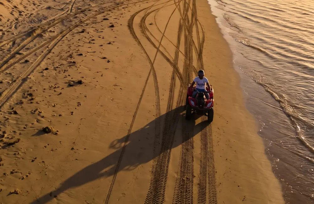 Sunset quad Essaouira coucher de soleil sur les dunes de Diabat