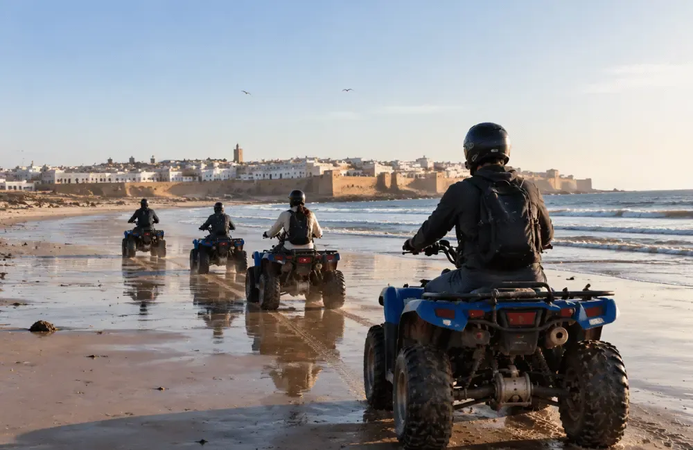 Balade quad plage Essaouira : conduite sécurisée sur le sable mouillé face à l'océan Atlantique