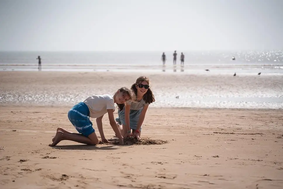 Famille avec enfants sur la plage d'Essaouira