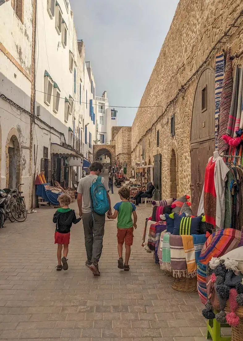 Promenade en famille dans les ruelles bleues et les remparts de la médina d'Essaouira