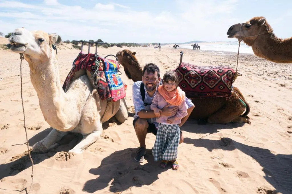 Enfants jouant sur la grande plage de sable d'Essaouira