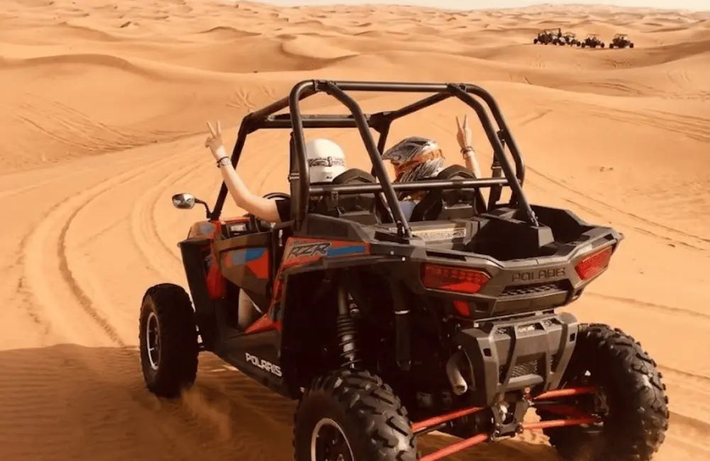 Buggy biplace suivant un convoi pendant une randonnée guidée dans les dunes d’Essaouira