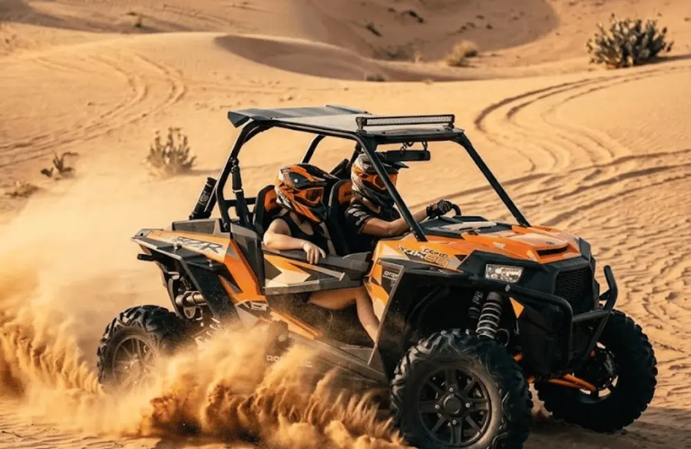 Buggy biplace sur une piste sablonneuse pendant une randonnée guidée à Essaouira