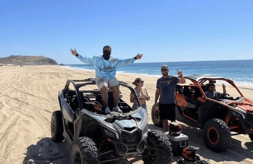 Amis réunis avec deux buggys sur la plage avant une sortie guidée à Essaouira